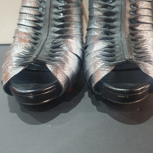 BCBG Metallic Silver and Black heels - Picture 5 of 8